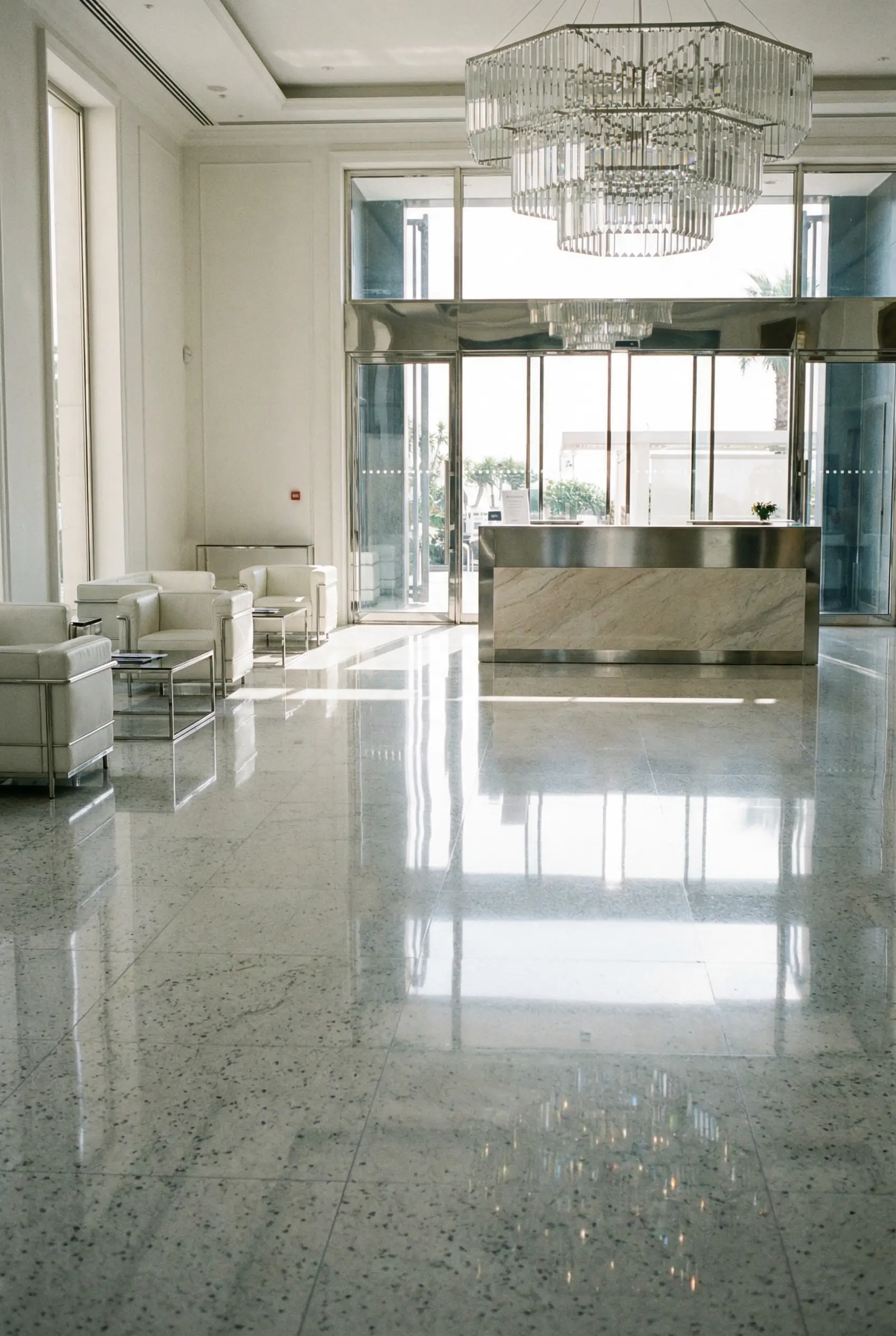 Camera d'albergo impeccabile con lenzuola bianche stirate, servizio di pulizia per hotel e B&B a Napoli